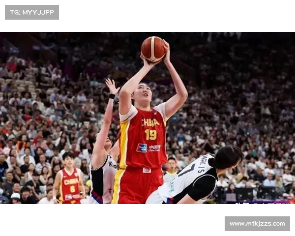 杨舒予被判阻挡犯规后站定不动 伸手欲拉起对方却被冷漠拒绝