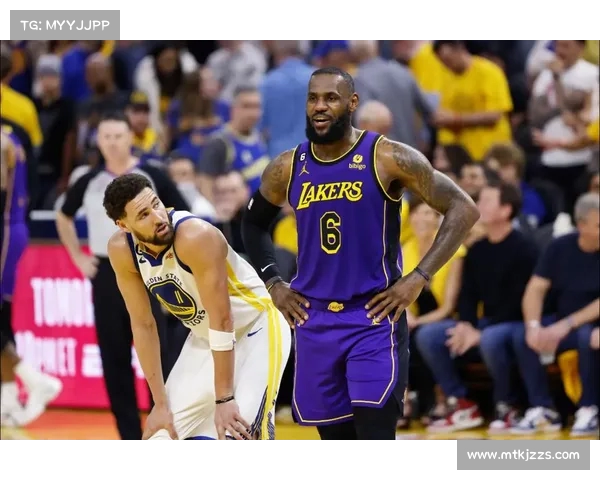 梦幻联动：克莱身穿诺维茨基战衣，展现独特魅力与篮球热情(克莱什么时候归队)