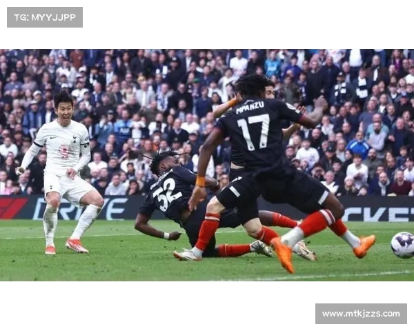 热刺精妙配合得分，球迷热烈反应