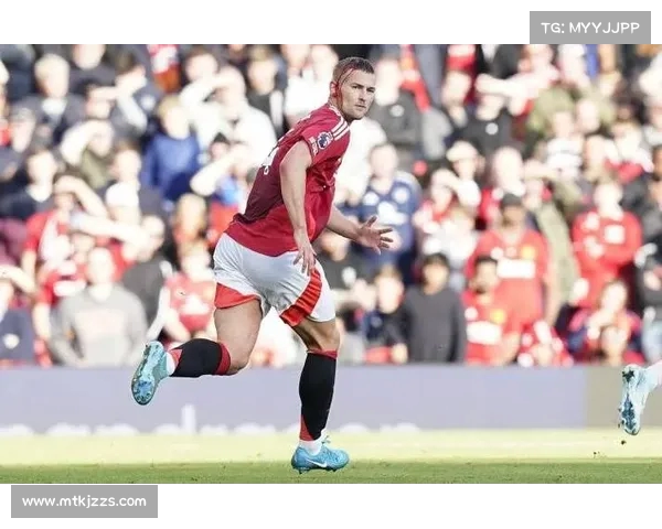 西尔维斯特:德里赫特过去两年进步有限,难成曼联中卫首选 西尔维斯特:德里赫特过去两年进步有限,难成曼联中卫首选