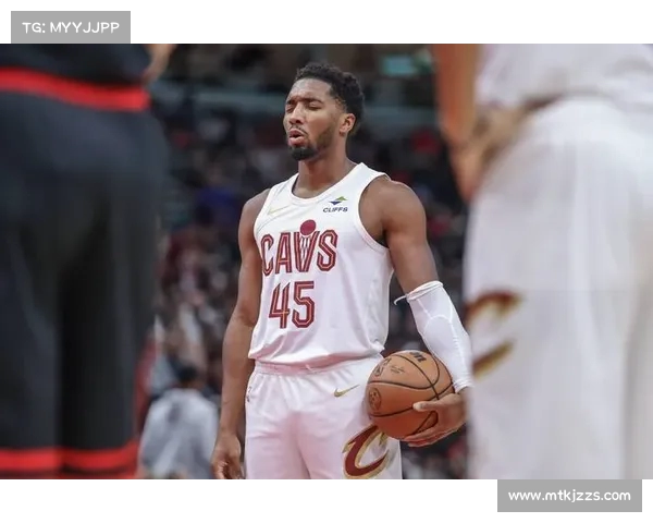 骑士新帅阿特金森与米切尔首次会面，训练营互动频繁展现默契